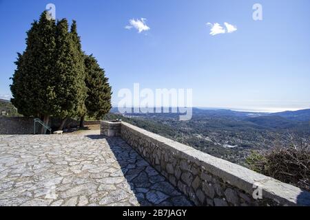 Blick über die Bucht von La Napoule, Cannes, vom mittelalterlichen Dorf Cabris in den Alpen Maritimes an der französischen riviera. Stockfoto