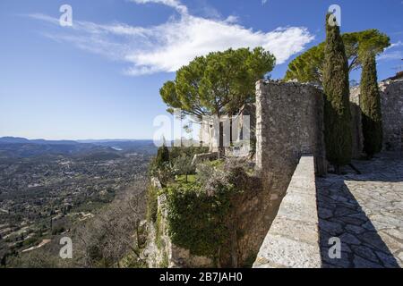 Blick vom mittelalterlichen Dorf Cabris auf den Heiligen Cassien am See in der Maritimes der Alpen an der französischen riviera. Stockfoto