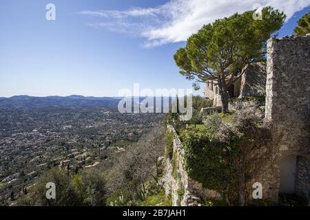 Blick vom mittelalterlichen Dorf Cabris auf den Heiligen Cassien am See in der Maritimes der Alpen an der französischen riviera. Stockfoto