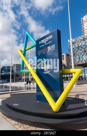 Die Uhr zählt bis zu den Commonwealth Games 2022 außerhalb der neuen Bibliothek von Birmingham auf dem Centenary Square, Birmingham, Großbritannien Stockfoto