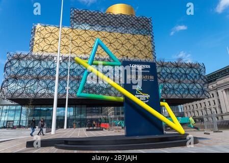 Die Uhr zählt bis zu den Commonwealth Games 2022 außerhalb der neuen Bibliothek von Birmingham auf dem Centenary Square, Birmingham, Großbritannien Stockfoto