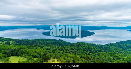 Lake Kussharo in der Sommersaison sonniger Tag. Naturlandschaft von Bihoro-toge Pass Aussichtspunkt. Akan Mashu National Park, Hokkaido, Japan Stockfoto