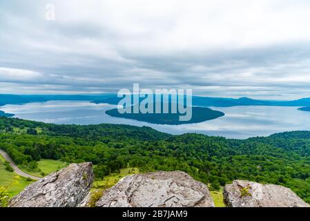 Lake Kussharo in der Sommersaison sonniger Tag. Naturlandschaft von Bihoro-toge Pass Aussichtspunkt. Akan Mashu National Park, Hokkaido, Japan Stockfoto