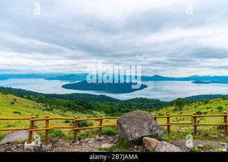 Lake Kussharo in der Sommersaison sonniger Tag. Naturlandschaft von Bihoro-toge Pass Aussichtspunkt. Akan Mashu National Park, Hokkaido, Japan Stockfoto