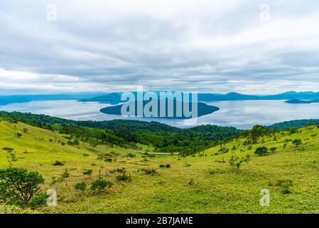 Lake Kussharo in der Sommersaison sonniger Tag. Naturlandschaft von Bihoro-toge Pass Aussichtspunkt. Akan Mashu National Park, Hokkaido, Japan Stockfoto