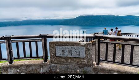 Natürliche Landschaft von der Aussichtsplattform Lake Mashu. Die Oberfläche des Sees war in der Sommersaison oft von Nebel verdeckt Stockfoto