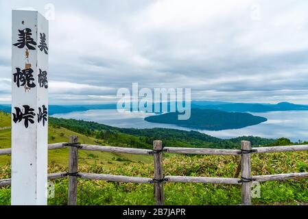 Lake Kussharo in der Sommersaison sonniger Tag. Naturlandschaft von Bihoro-toge Pass Aussichtspunkt. Akan Mashu National Park, Hokkaido, Japan Stockfoto