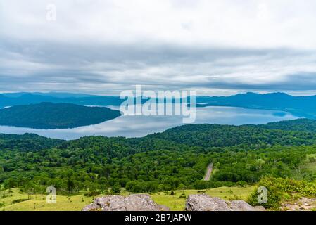 Lake Kussharo in der Sommersaison sonniger Tag. Naturlandschaft von Bihoro-toge Pass Aussichtspunkt. Akan Mashu National Park, Hokkaido, Japan Stockfoto