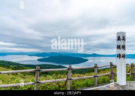 Lake Kussharo in der Sommersaison sonniger Tag. Naturlandschaft von Bihoro-toge Pass Aussichtspunkt. Akan Mashu National Park, Hokkaido, Japan Stockfoto