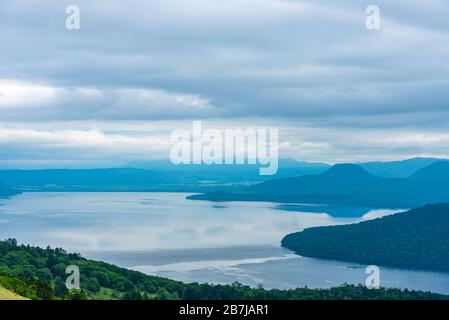 Lake Kussharo in der Sommersaison sonniger Tag. Naturlandschaft von Bihoro-toge Pass Aussichtspunkt. Akan Mashu National Park, Hokkaido, Japan Stockfoto