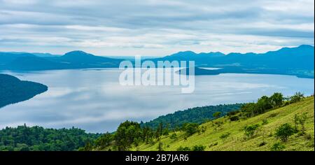 Lake Kussharo in der Sommersaison sonniger Tag. Naturlandschaft von Bihoro-toge Pass Aussichtspunkt. Akan Mashu National Park, Hokkaido, Japan Stockfoto