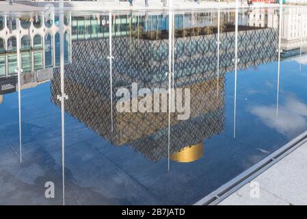 Spiegelung der neuen Bibliothek von Birmingham am Centenary Square, Birmingham, Großbritannien im Wasserspiegel Stockfoto