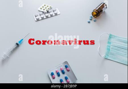 Beschriftung COVID-19 auf weißem Hintergrund. Weltgesundheitsorganisation, DIE einen neuen offiziellen Namen für Coronavirus Krankheit mit dem Namen COVID-19 einführte. Stockfoto