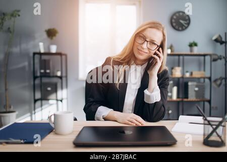 Frau mit Geschäftsgesprächen auf dem Smartphone Stockfoto