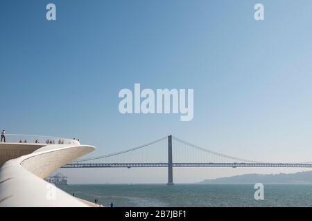 Blick auf die Brücke vom 25. April (Ponte 25 de Abril) vom Museum für Kunst, Architektur und Technologie (MAAT), Lissabon, Portugal Stockfoto