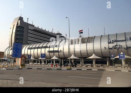 Kairo, Ägypten. März 2020. Das Foto, das am 16. März 2020 aufgenommen wurde, zeigt Terminal 1 des Internationalen Flughafens Kairo in Kairo, Ägypten. Ägypten werde alle Passagierflüge von und zu seinen Flughäfen als Schutzmaßnahme gegen die Ausbreitung des Coronavirus aussetzen, sagte der Ministerpräsident des Landes am Montag. Kredit: Ahmed Gomaa/Xinhua/Alamy Live News Credit: Xinhua/Alamy Live News Stockfoto