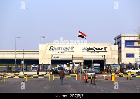 Kairo, Ägypten. März 2020. Das Foto, das am 16. März 2020 aufgenommen wurde, zeigt ein Gebäude von EgyptAir auf dem Internationalen Flughafen Kairo in Kairo, Ägypten. Ägypten werde alle Passagierflüge von und zu seinen Flughäfen als Schutzmaßnahme gegen die Ausbreitung des Coronavirus aussetzen, sagte der Ministerpräsident des Landes am Montag. Kredit: Ahmed Gomaa/Xinhua/Alamy Live News Credit: Xinhua/Alamy Live News Stockfoto