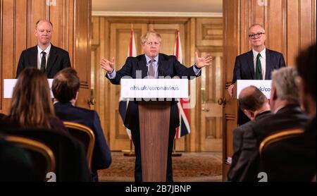 Chris Whitty (links), Chief Medical Officer für England, und Sir Patrick Vallance, Chief Scientific Adviser, stehen mit Premierminister Boris Johnson während einer Medienbesprechung in Downing Street, London, über das Coronavirus (COVID-19) nach dem Treffen der Regierung IN COBRA. Bilddatum: Montag, 16. März 2020. Siehe PA Geschichte GESUNDHEIT Coronavirus. Bildnachweis sollte lauten: Richard Pohle/The Times /PA Wire Stockfoto