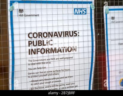 National Health Service NHS Government Information Coronavirus Nachricht Glaseingang für GP-Chirurgie, Alderton, Suffolk, England, Großbritannien, -15. März 2020 Stockfoto