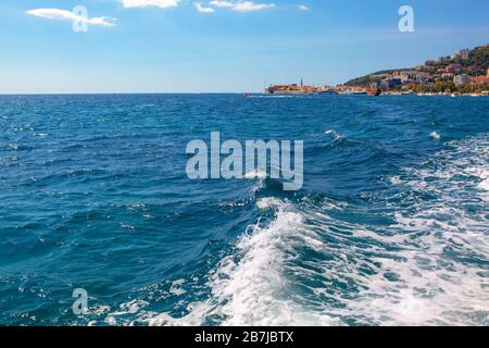 Seewellen beim Segelschiff Stockfoto