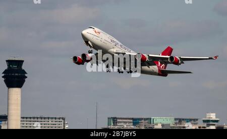 Manchester, Großbritannien. Virgin Altantic 747 Aircraaft verlässt den Flughafen Manchester in Großbritannien für die USA, bevor das bevorstehende Reiseverbot am 17.3.2020 um 0359 Uhr Alamy Live News/Bob Sharples Credit: Bob Sharples/Alamy Live News beginnt Stockfoto