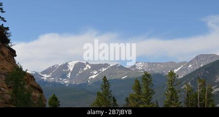 Sommer im Rocky Mountain National Park: Fairchild Mountain, Hagues Peak und Mummy Mountain, wie von vielen Parks Curve aus gesehen, die auf der Trail Ridge Road übersehen werden Stockfoto