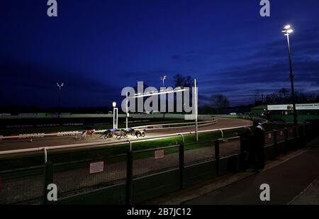 Die Zuschauer sehen beim ersten Rennen auf der Nottingham Greyhound Track, Nottingham, mit. Stockfoto