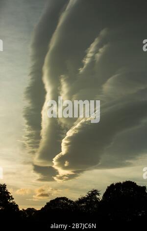 Erstaunliche vertikale Lentikularwolken bei Sonnenuntergang über der Stadt Inverness, Schottland Stockfoto