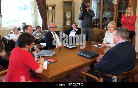 Die erste Ministerin Arlene Foster (links) und die stellvertretende erste Ministerin für Nordirland Michelle O'Neill (zweite rechts) und der Juniorminister Gordon Lyons (zweite links) treffen sich mit dem Vertreter des Gastgewerbes Brian Murphy, geschäftsführender Partner bei BDO in Belfast (rechts) und Colin Neill von Hospitality Ulster (dritte linke Seite) an Parlamentsgebäuden, Stormont, Belfast. Stockfoto