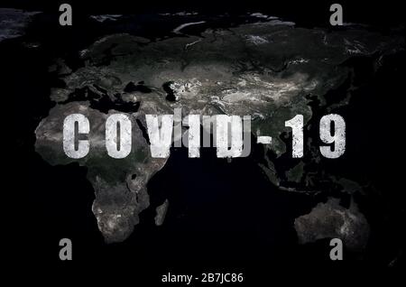 COVID-19 Coronavirus Pandemie, Name COVID-19 auf der globalen Karte dunkel. Tödlicher SARS-COV-2-Corona-Virus-Ausbruch in der Welt. Schnelle Ausbreitung von Coronavirus auf Plan Stockfoto