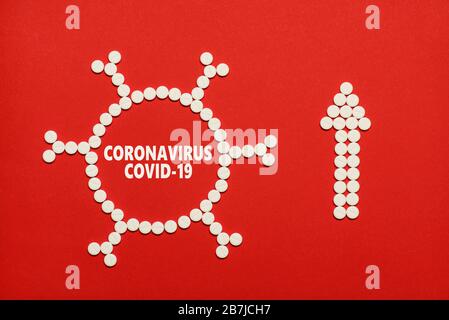 Coronavirus World Spreading Concept. Oben über dem Flachlay-Overhead Nahaufnahme Foto von Tabletten in Form von Virus und Pfeil zeigt einen isolierten roten Kol Stockfoto