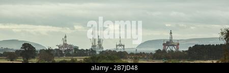 Öl- und Gasregale in der Nordsee warten auf Reparaturwartung und -Sanierung in den geschützten Gewässern des Cromarty Firth, Nigg Bay, Alness, Schottland Stockfoto