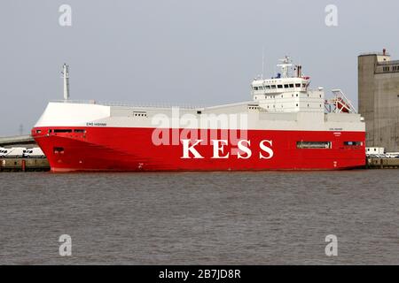 Der Autoträger Ems Highway wird am 29. Februar 2020 im Hafen von Emden verladen. Stockfoto