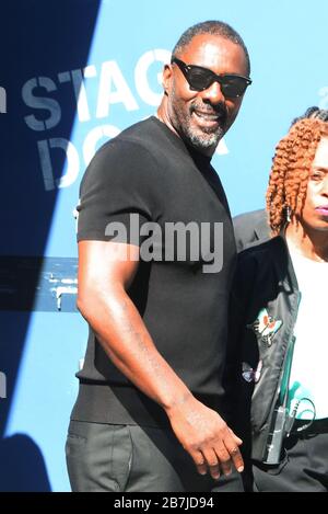 ***DATEIFOTO*** 16. März 2020. Idris Elba bestätigt, dass er Coronavirus positiv ist. NEW YORK, New York - 30. Juli: Idris Elba verlässt Good Morning America am 30. Juli 2019 in New York City. Kredit: RW/MediaPunch Credit: MediaPunch Inc/Alamy Live News Stockfoto