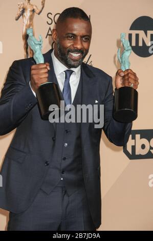 ***DATEIFOTO*** 16. März 2020. Idris Elba bestätigt, dass er Coronavirus positiv ist. 30. Januar: Idris Elba nimmt an den 22. Jährlichen Screen Actors Guild Awards - Pressesaal im Shrine Auditorium am 30. Januar 2016. Kredit: RTNSadou/MediaPunch Credit: MediaPunch Inc/Alamy Live News Stockfoto