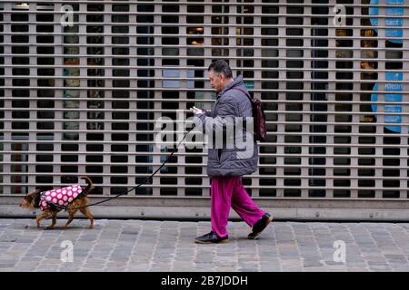 Brüssel, Belgien. März 2020. Menschen, die nach einem Ausbruch des Coronavirus schützende Gesichtsmasken tragen, machen sich im historischen Zentrum Brüssels auf den Weg. Credit: ALEXANDROS MICHAILIDIS/Alamy Live News Stockfoto