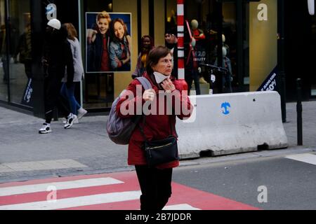 Brüssel, Belgien. März 2020. Menschen, die nach einem Ausbruch des Coronavirus schützende Gesichtsmasken tragen, machen sich im historischen Zentrum Brüssels auf den Weg. Credit: ALEXANDROS MICHAILIDIS/Alamy Live News Stockfoto