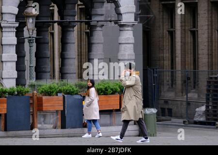 Brüssel, Belgien. März 2020. Menschen, die nach einem Ausbruch des Coronavirus schützende Gesichtsmasken tragen, machen sich im historischen Zentrum Brüssels auf den Weg. Credit: ALEXANDROS MICHAILIDIS/Alamy Live News Stockfoto