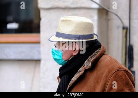 Brüssel, Belgien. März 2020. Menschen, die nach einem Ausbruch des Coronavirus schützende Gesichtsmasken tragen, machen sich im historischen Zentrum Brüssels auf den Weg. Credit: ALEXANDROS MICHAILIDIS/Alamy Live News Stockfoto