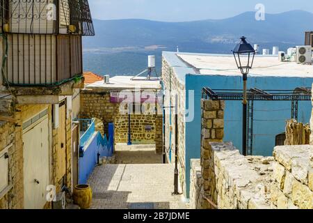 Safed, Israel - 10. März 2020: Blick auf eine Gasse im jüdischen Viertel der Altstadt von Safed (Tzfat), Israel Stockfoto