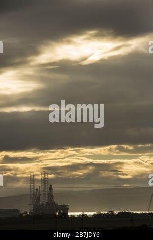 Öl- und Gasregale in der Nordsee warten auf Reparaturwartung und -Sanierung in den geschützten Gewässern des Cromarty Firth, Nigg Bay, Alness, Schottland Stockfoto