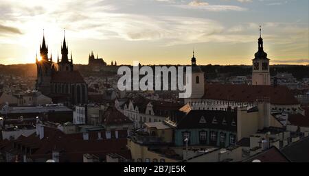 Blick auf die Prager Altstadt vom Pulverturm. St. James Church und Tyn Church im ersten Flugzeug. Stockfoto