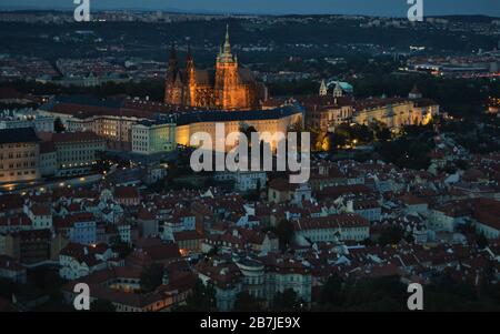 Die Prager Burg, der Veitsdom und die kleine Stadt (Malá Strana), die nachts vom Petrin-Turm aus gesehen werden, sind in Prag zu sehen Stockfoto