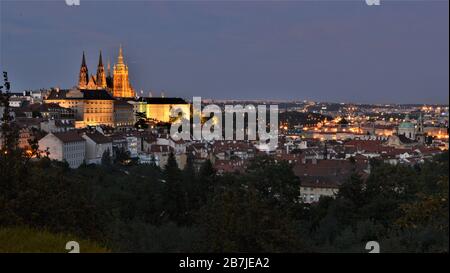 Die Prager Burg, der Veitsdom und die kleine Stadt (Malá Strana), die nachts vom Petrin-Hügel aus gesehen werden, in Prag Stockfoto