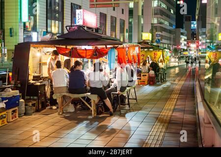 Fukuoka, Japan, 29. Mai, traditionelle Straßennahrung im Tenjin-Viertel. Fukuoka ist berühmt für seine speziellen mobilen Yatai-Imbissstände mit lokaler Küche Stockfoto