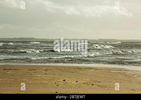 Ein winder Tag peitscht die Wellen am Dornoch Beach, Highland, Schottland, Großbritannien Stockfoto