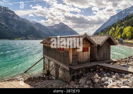 Holzhütte in Pertisau am Achensee in den österreichischen Alpen Stockfoto