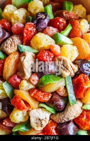 Getrocknete Früchte und kandierte Früchte im Hintergrund, aus nächster Nähe. Stockfoto