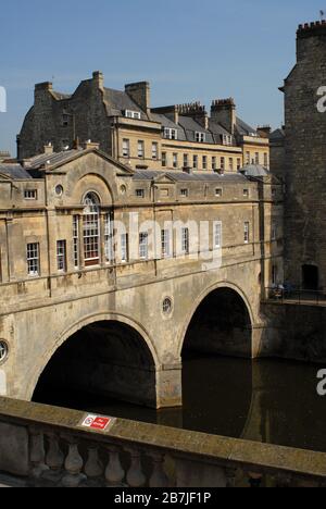 Die Pulteney Bridge ist eine Seltenheit. Es ist eines von nur vier auf der Welt, die von Geschäften auf beiden Seiten gesäumt werden. Bath, North East Somerset Council. Großbritannien (Großbritannien). Stockfoto