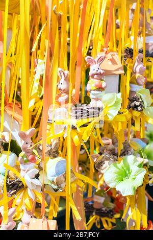 Lustige, lächelnde Pink-Osterkaninchen schmücken auf dem traditionellen europäischen Markt Stockfoto